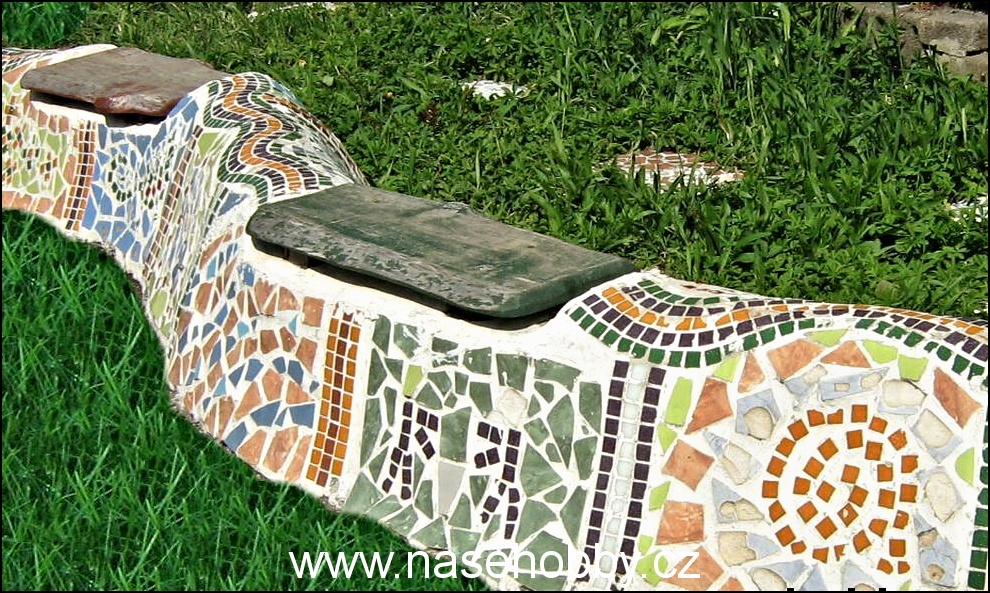 lavice s mozaikou