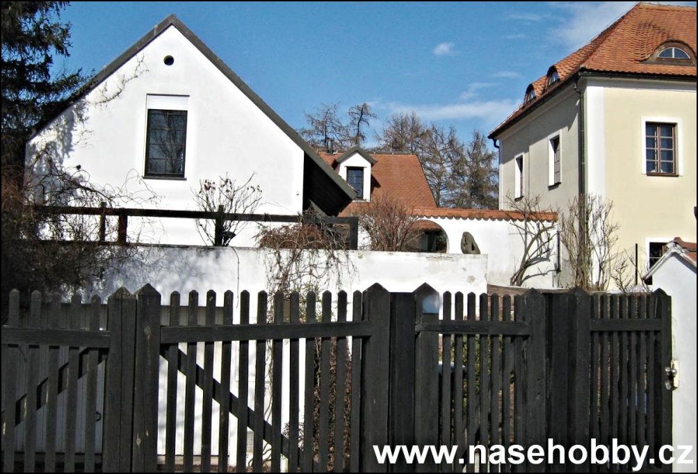 laťkový plot s brankou ohrazují pozemek u domu