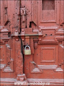 A-co-když-jsou-za-dveřmi-v-ghettu-zamčená-tajemství, foto med