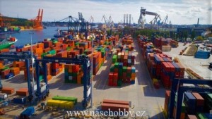 kontejnery v přístavu v Gdyni vypadají jako kostky pro děti
