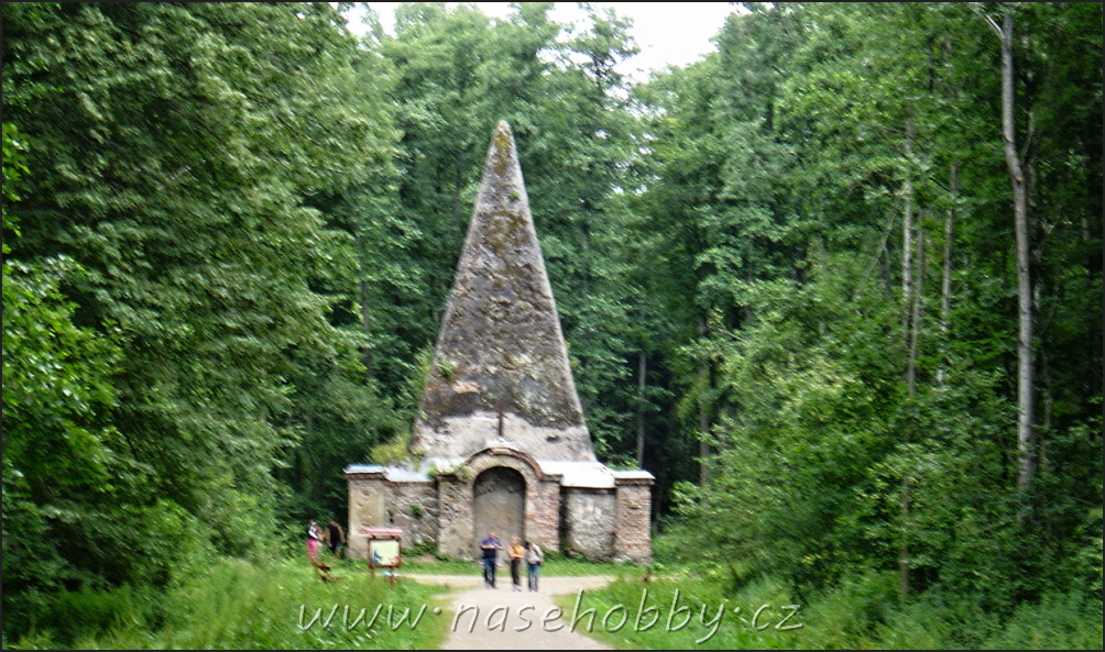 Zajímavá pyramida je v Rapě, v oblasti Velkých Jezer na polských Mazurech.